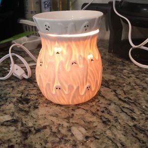 Full sized Scentsy Warmer. Ghouls and Ghosts.